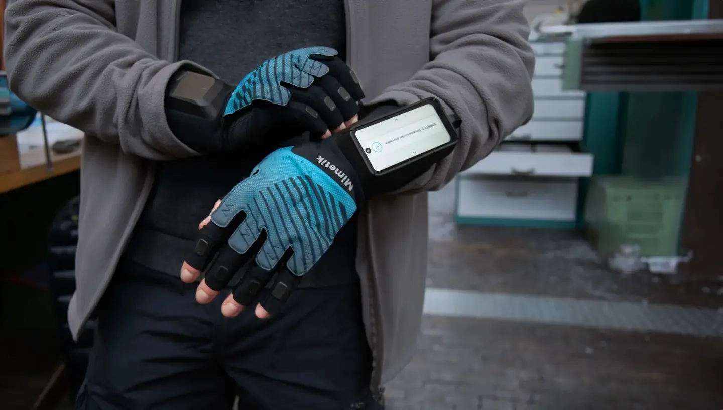 Mimetik M-One Pro smart gloves
