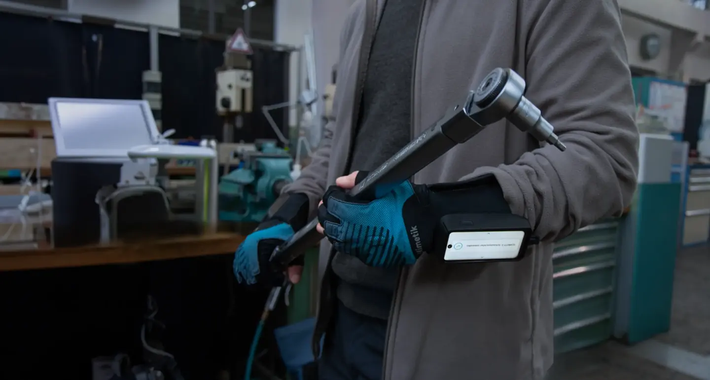 Technician using the Mimetik glove during maintenance